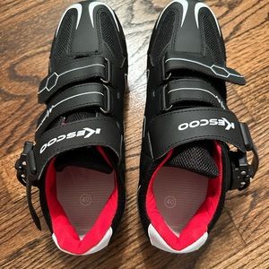 Unisex cycling shoes. Compatible with Peloton. Delta Cleats